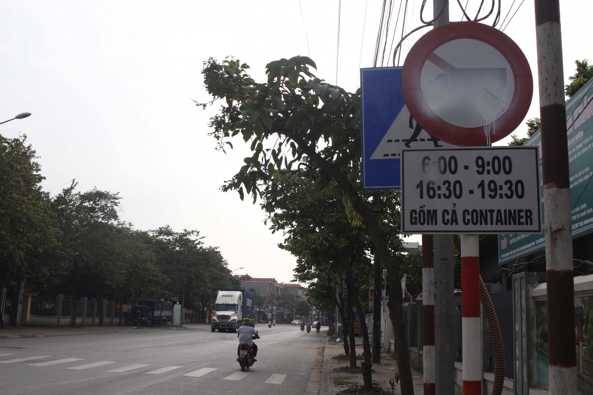 Biển báo cấm bị xịt sơn trắng xóa, lực lượng CSGT gặp khó khi xử lý "hung thần xa lộ" bien bao cam bi xit son trang xoa luc luong csgt gap kho khi xu ly hung than xa lo