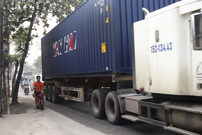 Biển báo cấm bị xịt sơn trắng xóa, lực lượng CSGT gặp khó khi xử lý "hung thần xa lộ" bien bao cam bi xit son trang xoa luc luong csgt gap kho khi xu ly hung than xa lo