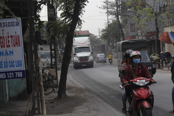 Biển báo cấm bị xịt sơn trắng xóa, lực lượng CSGT gặp khó khi xử lý "hung thần xa lộ" bien bao cam bi xit son trang xoa luc luong csgt gap kho khi xu ly hung than xa lo