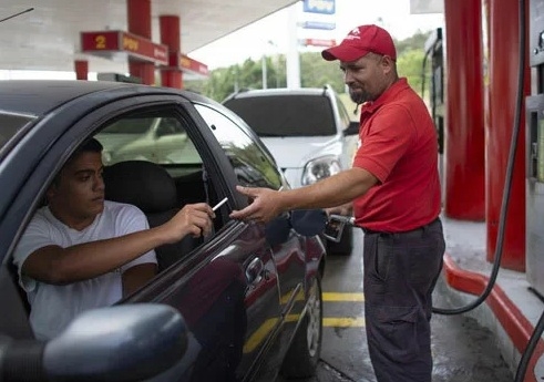 Xăng dầu ế ẩm ở Venezuela: Cho không hoặc đổi bằng bánh kẹo, thuốc lá... la lung tai xe dung banh keo thuoc la de doi lay xang o venezuela