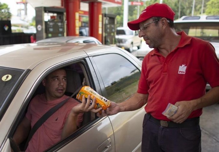 Xăng dầu ế ẩm ở Venezuela: Cho không hoặc đổi bằng bánh kẹo, thuốc lá... la lung tai xe dung banh keo thuoc la de doi lay xang o venezuela