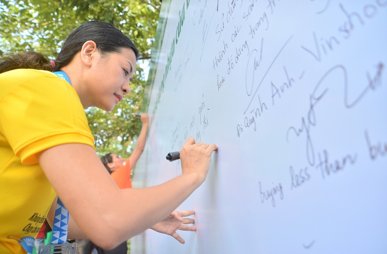 "Nữ tướng" Tân Hiệp Phát chia sẻ ý tưởng tái chế nhựa trên đường đua Long Biên Marathon tại Hà Nội nu tuong tan hiep phat chia se y tuong tai che nhua tren duong dua long bien marathon tai ha noi