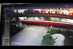 video o to phong nhu bay huc vang 2 nguoi di xe may len khong trung