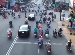 video dung den do dung quy dinh o to con bi xe khach dam nat duoi