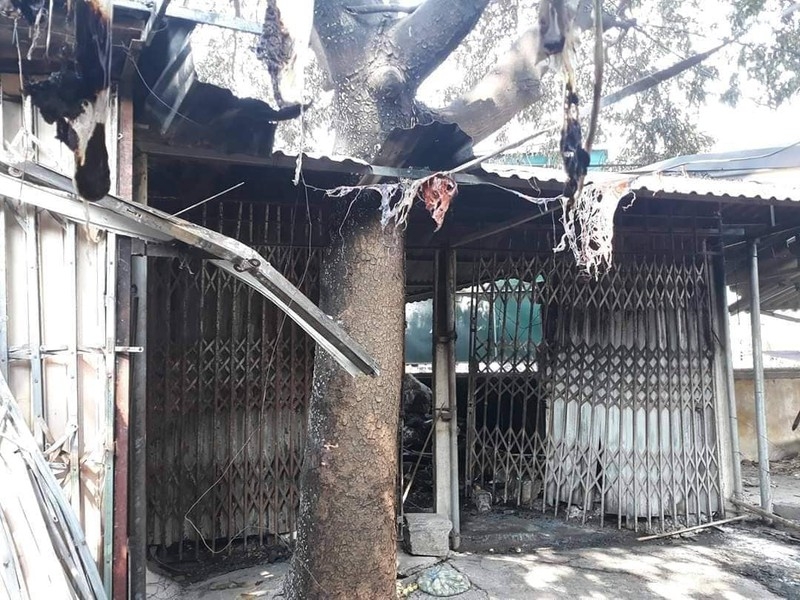 “Bà hoả” thiêu rụi nhiều ki ốt trong chợ ở Hoà Bình, bé 8 tuổi tử vong “Bà hoả” thiêu rụi nhiều ki ốt trong chợ ở Hoà Bình, bé 8 tuổi tử vong