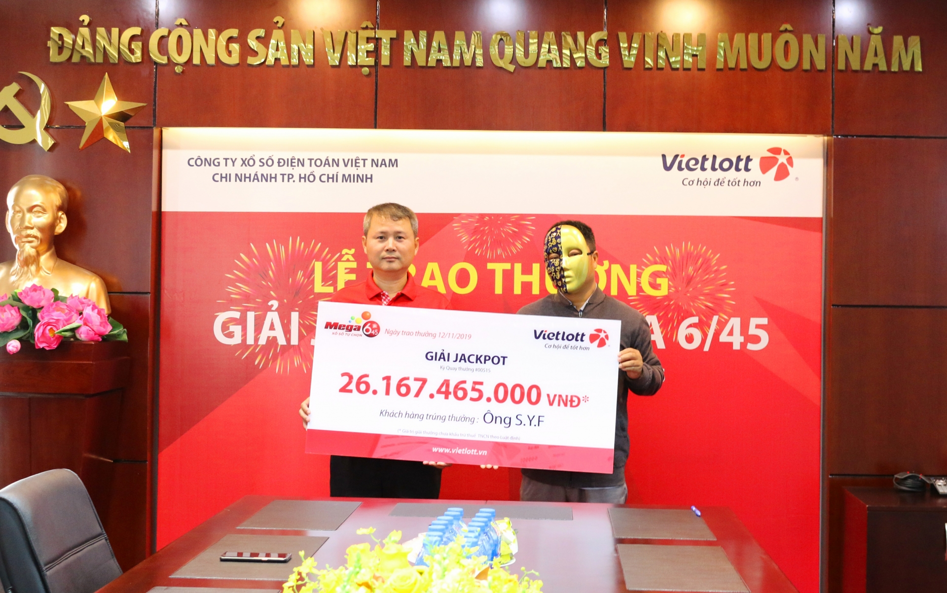 Mua vé Vietlott ở Vinmart+ trúng hơn 26 tỉ đồng, khách ở TP. HCM tặng luôn nhân viên siêu thị 30 triệu mua ve vietlott o vinmart trung hon 26 ti dong khach o tp hcm tang luon nhan vien sieu thi 30 trieu