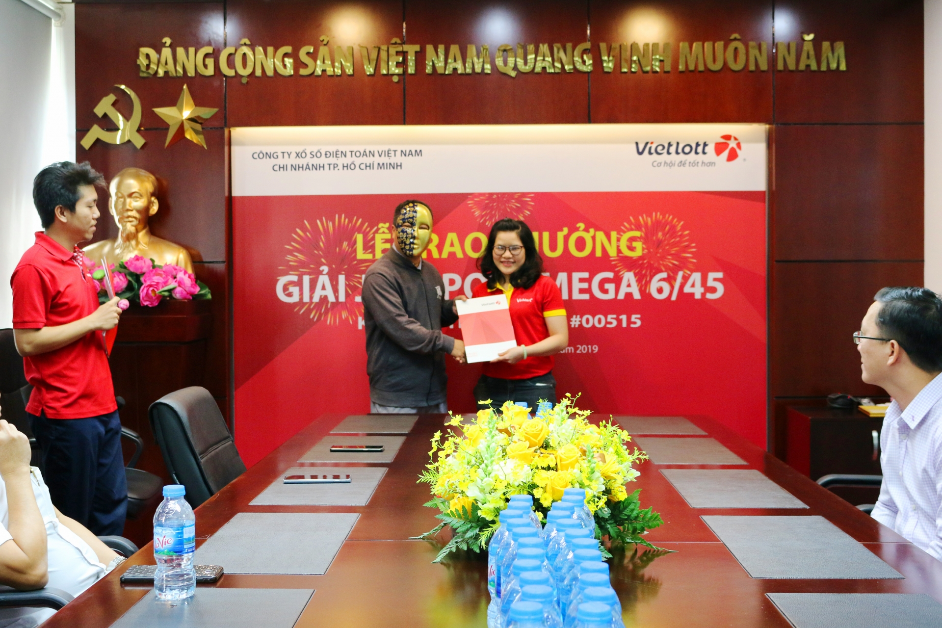 Mua vé Vietlott ở Vinmart+ trúng hơn 26 tỉ đồng, khách ở TP. HCM tặng luôn nhân viên siêu thị 30 triệu mua ve vietlott o vinmart trung hon 26 ti dong khach o tp hcm tang luon nhan vien sieu thi 30 trieu