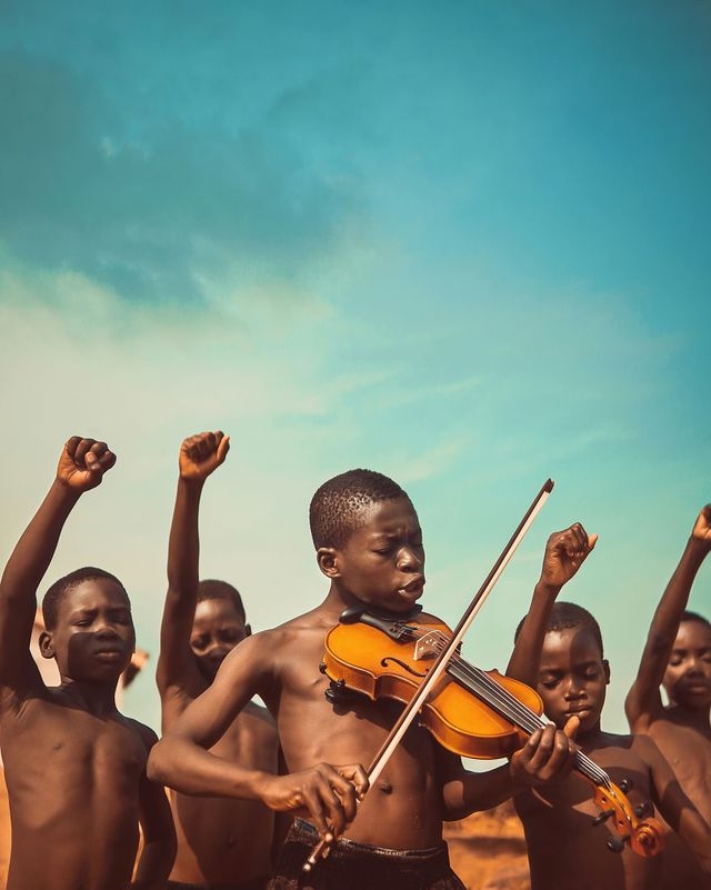 Vì sao bức ảnh cậu bé đánh đàn violin bên bạn bè đẹp nhất năm 2019? vi sao buc anh cau be danh dan violin ben ban be dep nhat nam 2019