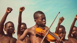 Vì sao bức ảnh cậu bé đánh đàn violin bên bạn bè đẹp nhất năm 2019?