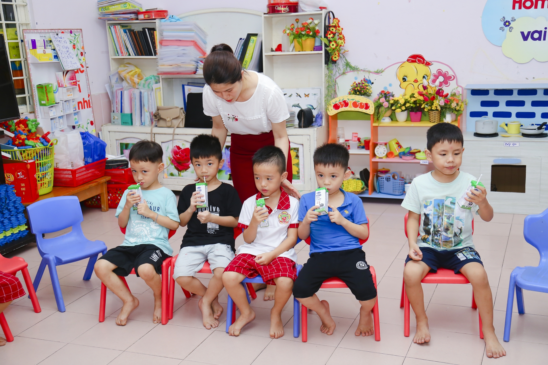 Tâm sự thầy cô: "Để các con được uống sữa tại trường, vất vả hơn nhưng rất vui!" tam su thay co de cac con duoc uong sua tai truong vat va hon nhung rat vui