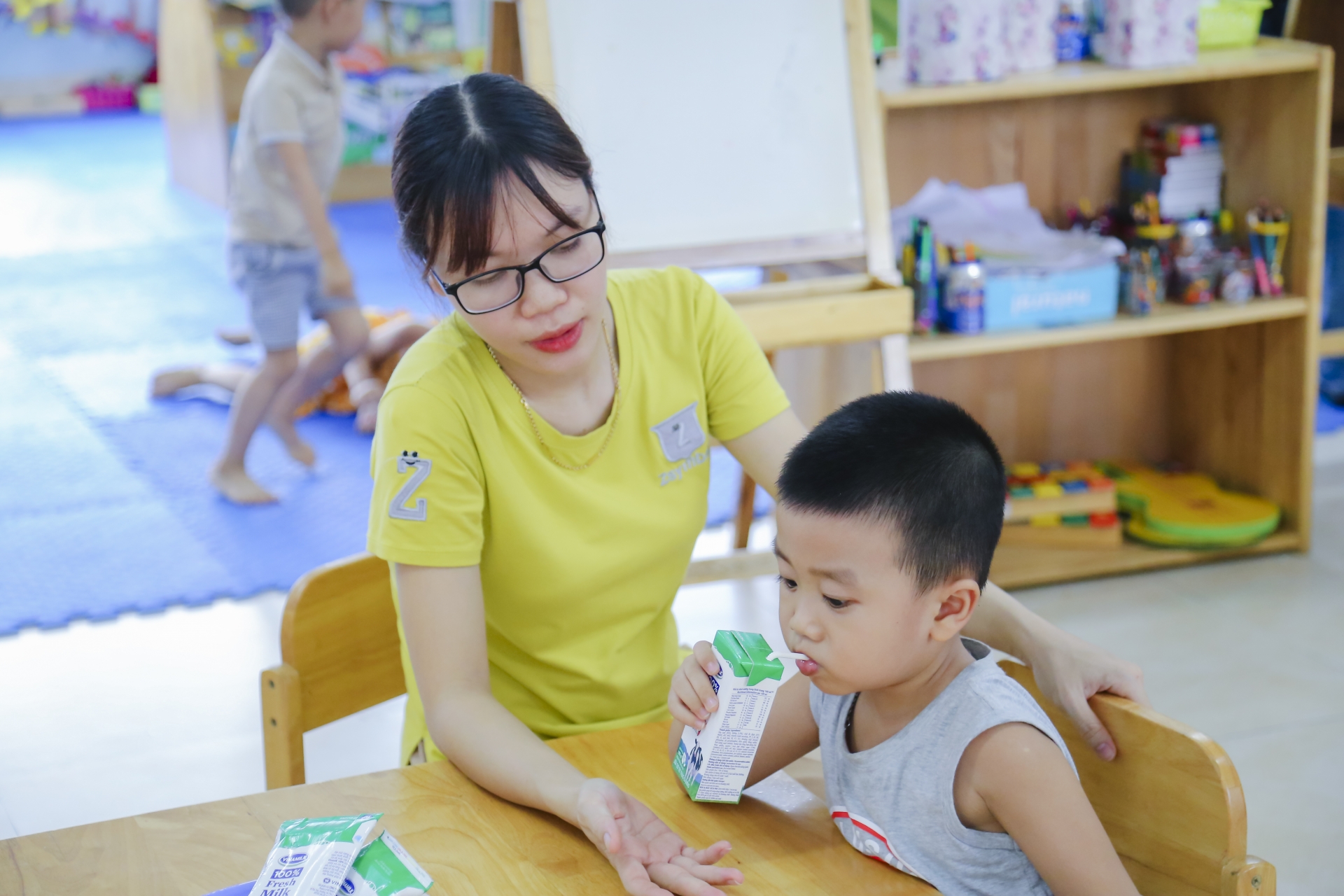 Tâm sự thầy cô: "Để các con được uống sữa tại trường, vất vả hơn nhưng rất vui!" tam su thay co de cac con duoc uong sua tai truong vat va hon nhung rat vui