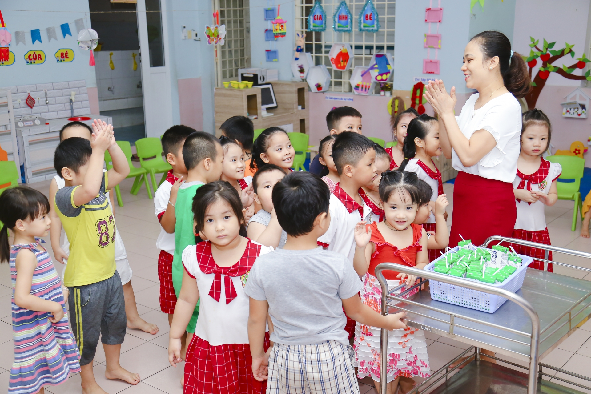 Tâm sự thầy cô: "Để các con được uống sữa tại trường, vất vả hơn nhưng rất vui!" tam su thay co de cac con duoc uong sua tai truong vat va hon nhung rat vui