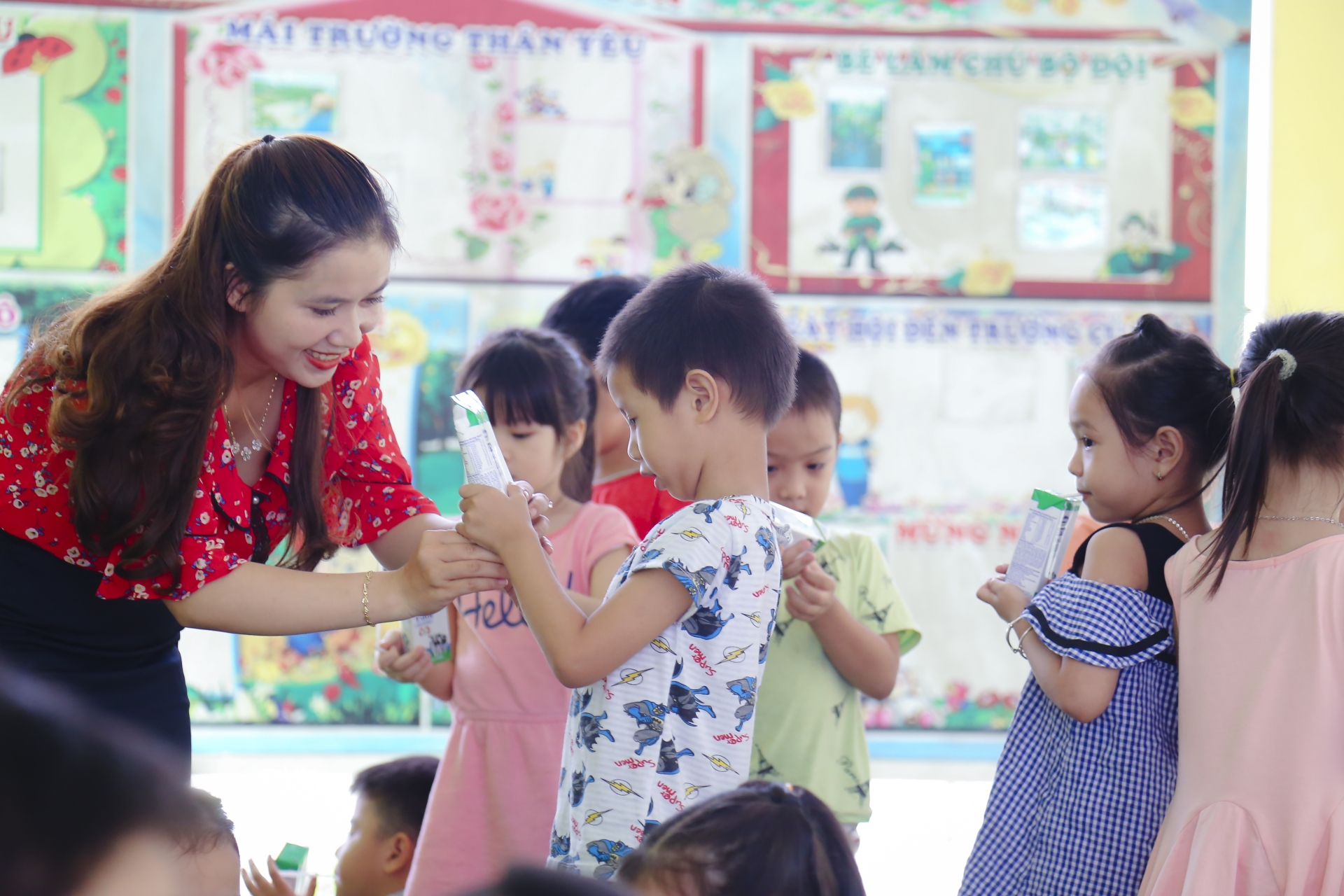 Tâm sự thầy cô: "Để các con được uống sữa tại trường, vất vả hơn nhưng rất vui!" tam su thay co de cac con duoc uong sua tai truong vat va hon nhung rat vui