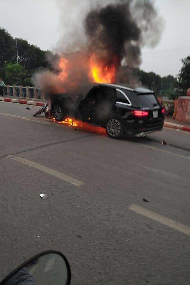 Xe Mercedes GLC bốc cháy dữ dội sau khi đâm xe máy giữa phố Hà Nội xe mercedes glc boc chay du doi sau khi dam xe may giua pho ha noi