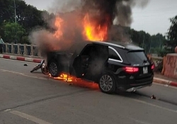 video khoanh khac mercedes boc chay ngun ngut giua pho ha noi