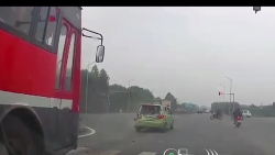 video xe tai dam vo duoi xe khach sau cu chuyen lan dot ngot cua o to con
