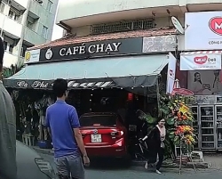 video hai hung nguoi di xe may bi o to chen thang len nguoi sau cu phong nhanh phanh gap