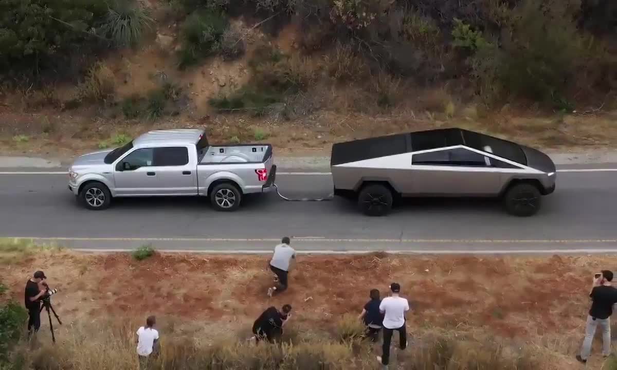 Video: Xe bán tải chống đạn Tesla Cybertruck chạy bằng điện kéo Ford F150 trong 1 "nốt nhạc"
