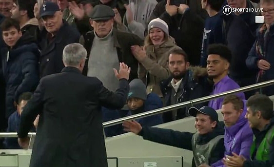 Nhặt bóng giúp Tottenham ghi bàn, cậu bé 15 tuổi được HLV José Mourinho mời dùng bữa nhat bong giup tottenham ghi ban cau be 15 tuoi duoc hlv jose mourinho moi dung bua
