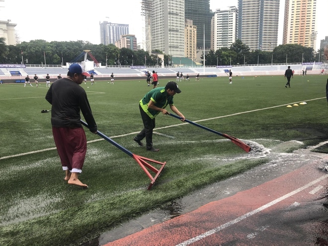 Cào nước trên sân đấu U22 Việt Nam vs U22 Singapore cao nuoc tren san dau u22 viet nam vs u22 singapore