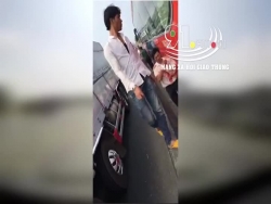 video tai xe taxi mai linh va nguoi lai container choang nhau bang gay 3 khuc sau va cham giao thong