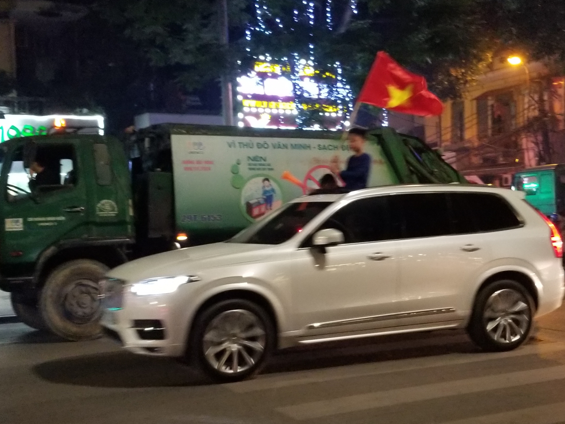 Hà Nội như bùng nổ khi hàng ngàn người đổ xô ăn mừng U22 Việt Nam vô địch SEA Games 30 ha noi nhu bung no khi hang ngan nguoi do xo an mung u22 viet nam vo dich sea games 30