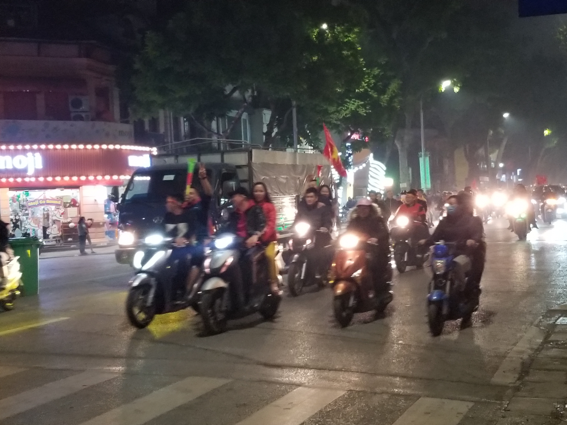Hà Nội như bùng nổ khi hàng ngàn người đổ xô ăn mừng U22 Việt Nam vô địch SEA Games 30 ha noi nhu bung no khi hang ngan nguoi do xo an mung u22 viet nam vo dich sea games 30