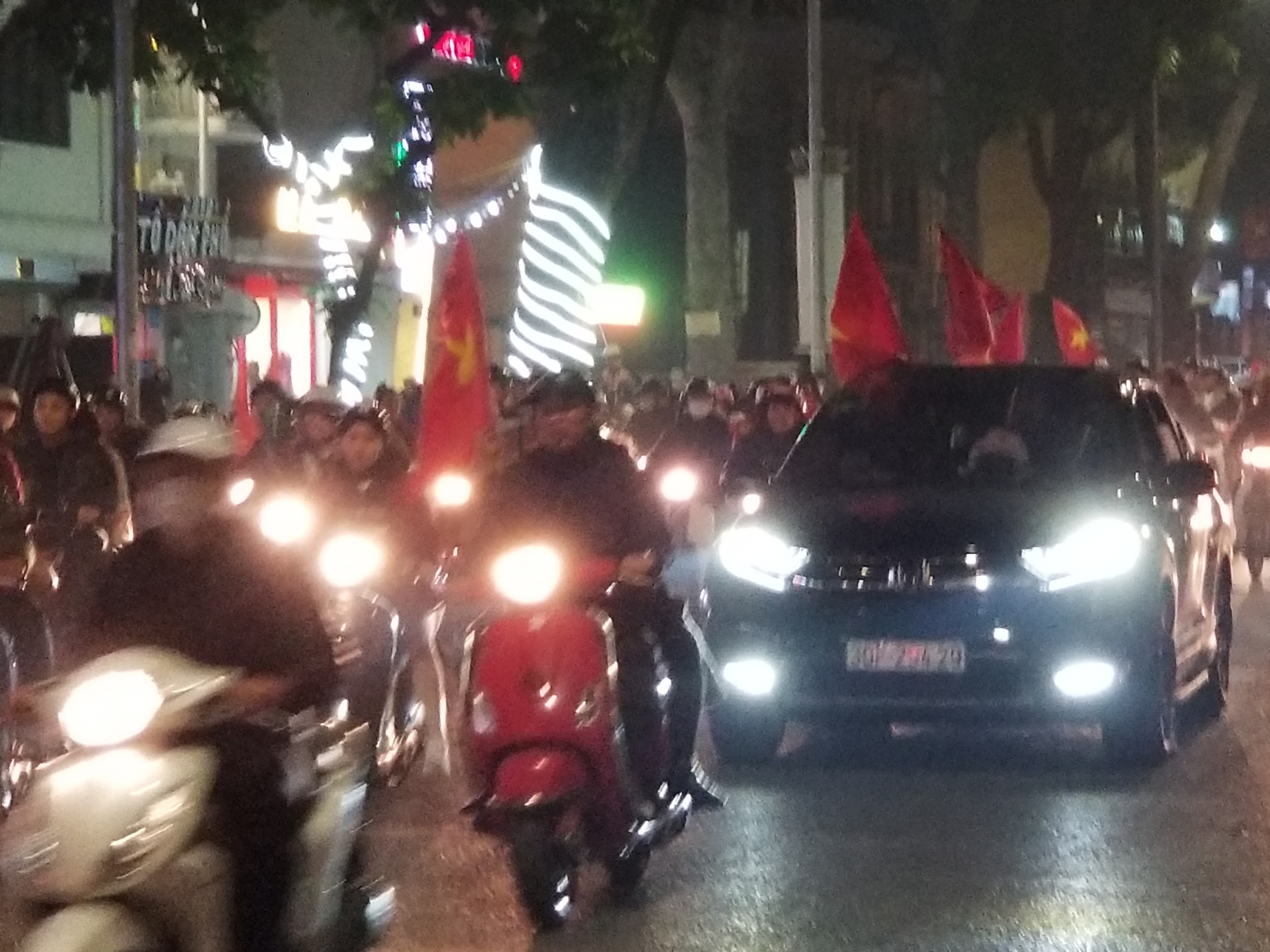 Hà Nội như bùng nổ khi hàng ngàn người đổ xô ăn mừng U22 Việt Nam vô địch SEA Games 30 ha noi nhu bung no khi hang ngan nguoi do xo an mung u22 viet nam vo dich sea games 30