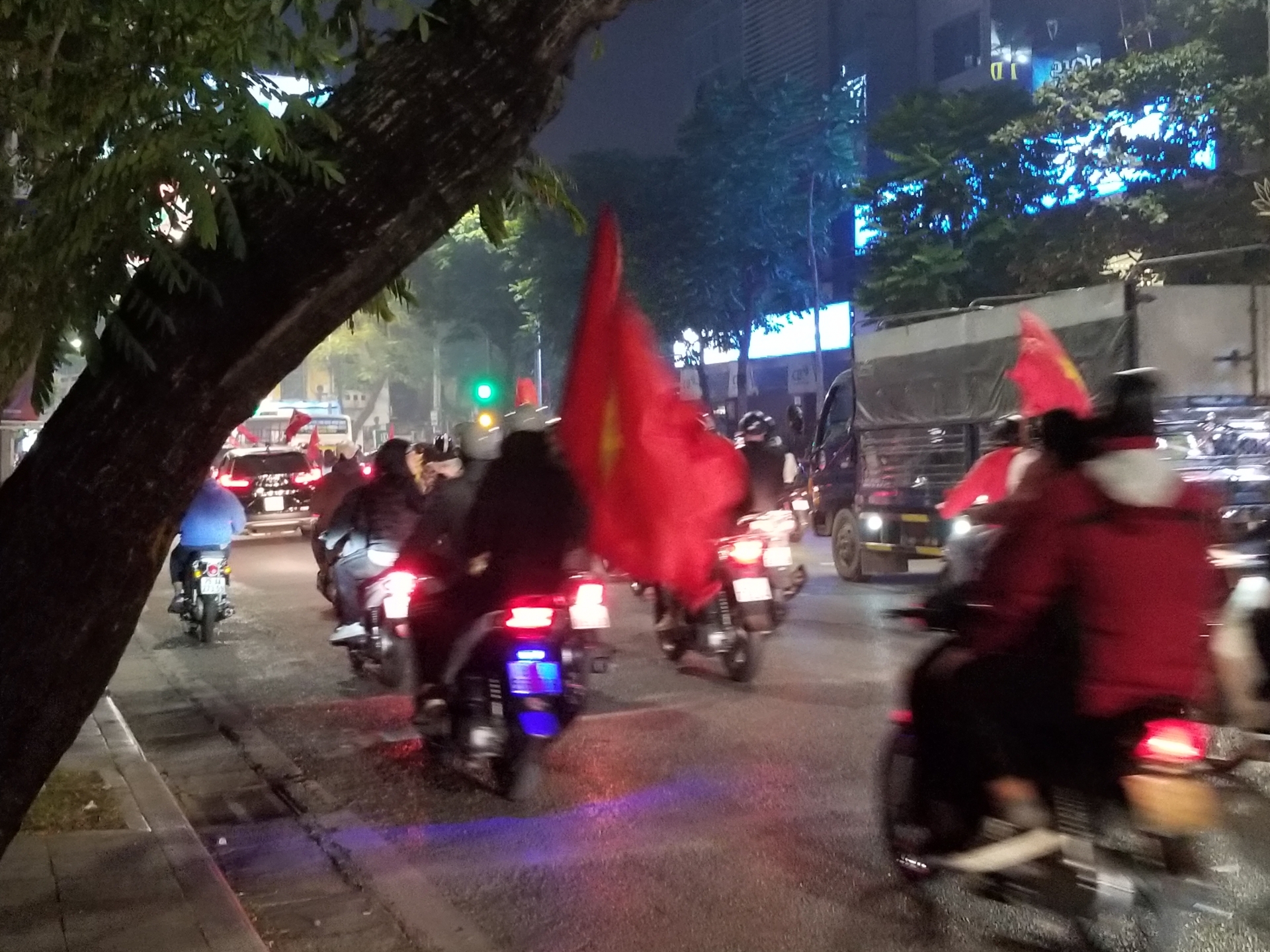 Hà Nội như bùng nổ khi hàng ngàn người đổ xô ăn mừng U22 Việt Nam vô địch SEA Games 30 ha noi nhu bung no khi hang ngan nguoi do xo an mung u22 viet nam vo dich sea games 30