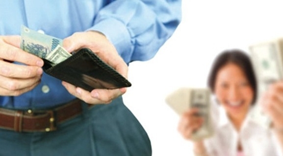 Không có điều luật nào quy định "lương chồng chuyển thẳng tài khoản vợ"! khong co dieu luat nao quy dinh luong chong chuyen thang tai khoan vo