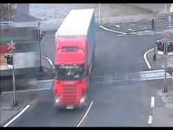 video cu ong suyt chet vi dat xe dap xau kim 2 chiec container