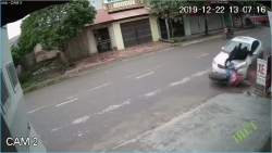 video xe 7 cho lao voi sang duong khien container phanh chay lop va cai ket dang