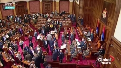 video nghi si serbia va montenegro lao vao choang nhau giua phong hop
