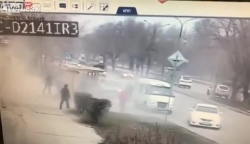 video hanh khach nga nhao tu tren xe xuong duong do xe buyt chay au