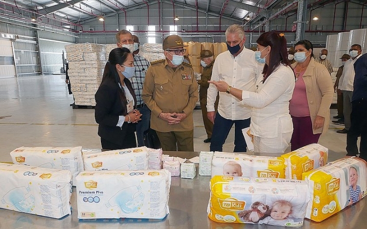 Bí thư thứ nhất Ban Chấp hành Trung ương Đảng Cộng sản Cuba, Thượng tướng Lục quân Raúl Castro Ruz, Chủ tịch nước Cộng hòa Miguel Díaz-Canel Bermúdez, và Thủ tướng Manuel Marrero Cruz đến thăm nhà máy sản xuất tã lót và băng vệ sinh của Thái Bình. Bí thư thứ nhất Ban Chấp hành Trung ương Đảng Cộng sản Cuba, Thượng tướng Lục quân Raúl Castro Ruz, Chủ tịch nước Cộng hòa Miguel Díaz-Canel Bermúdez, và Thủ tướng Manuel Marrero Cruz đến thăm nhà máy sản xuất tã lót và băng vệ sinh của Thái Bình.
