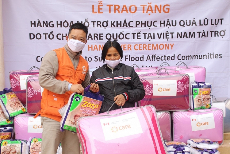 Hàng hóa hỗ trợ khắc phục hậu quả bão lụt tới tay người dân 3 tỉnh miền Trung Hàng hóa hỗ trợ khắc phục hậu quả bão lụt tới tay người dân 3 tỉnh miền Trung