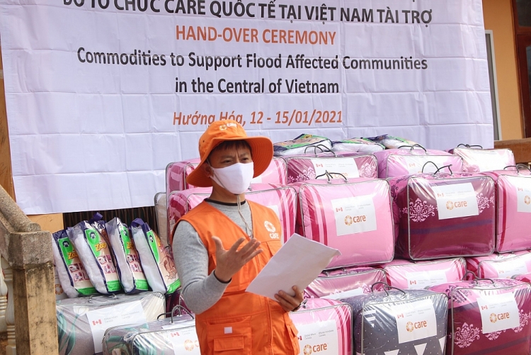 Hàng hóa hỗ trợ khắc phục hậu quả bão lụt tới tay người dân 3 tỉnh miền Trung Hàng hóa hỗ trợ khắc phục hậu quả bão lụt tới tay người dân 3 tỉnh miền Trung