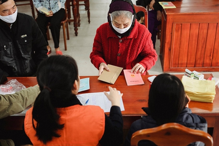 Hàng hóa hỗ trợ khắc phục hậu quả bão lụt tới tay người dân 3 tỉnh miền Trung Hàng hóa hỗ trợ khắc phục hậu quả bão lụt tới tay người dân 3 tỉnh miền Trung