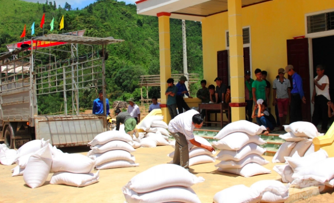 Hỗ trợ gạo cho người dân bị ảnh hưởng bởi dịch bệnh. (Ảnh: NNVN) Hỗ trợ gạo cho người dân bị ảnh hưởng bởi dịch bệnh. (Ảnh: NNVN)