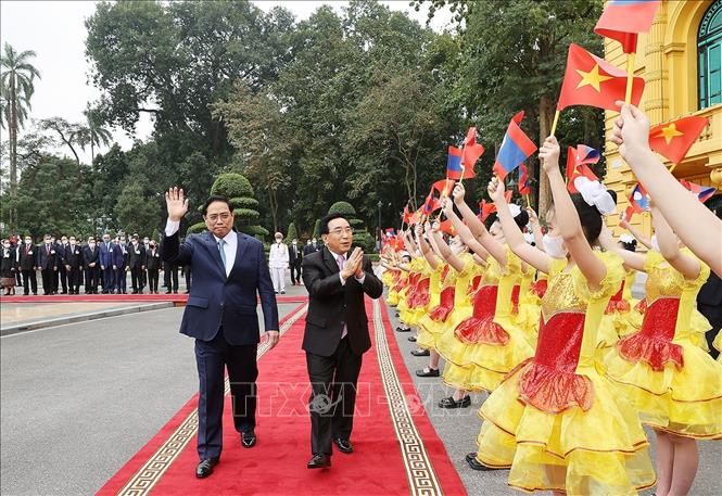 Thủ tướng Phạm Minh Chính chủ trì Lễ đón Thủ tướng Lào Phankham Viphavanh thăm chính thức Việt Nam Chú thích ảnh