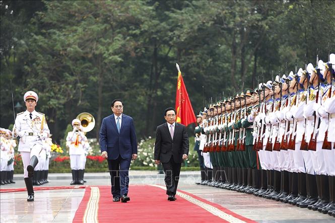 Thủ tướng Phạm Minh Chính chủ trì Lễ đón Thủ tướng Lào Phankham Viphavanh thăm chính thức Việt Nam Chú thích ảnh