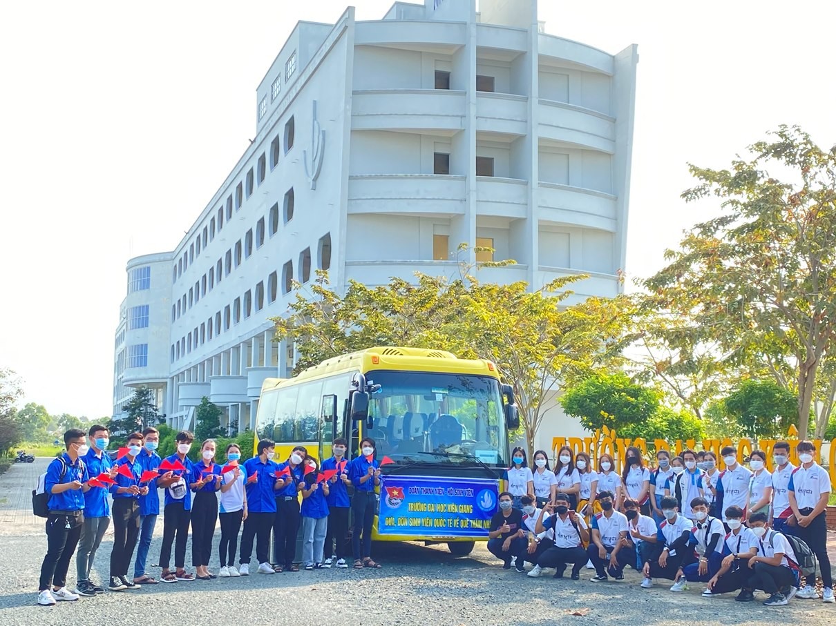 Trường đại học Kiên Giang vừa tổ chức đưa gần 50 sinh viên Campuchia về thăm gia đình trong thời gian nghỉ Tết Nguyên đán sau gần 2 năm bị Đại học Kiên Giang đưa sinh viên Campuchia về thăm gia đình dịp nghỉ Tết