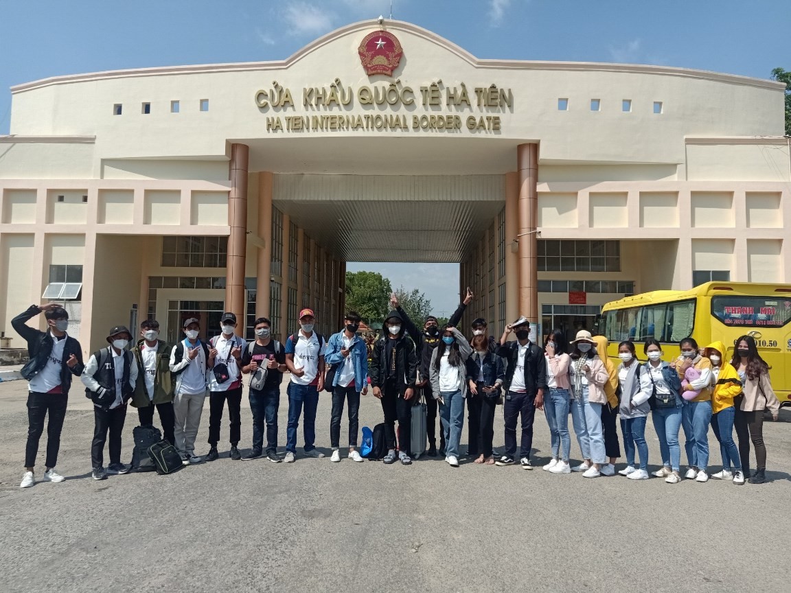 Trường ĐH Kiên Giang tổ chức xe đưa SV Campuchia đến Cửa khẩu Quốc tế Hà Tiên về quê đón Tết. Trường ĐH Kiên Giang tổ chức xe đưa SV Campuchia đến Cửa khẩu Quốc tế Hà Tiên về quê đón Tết.