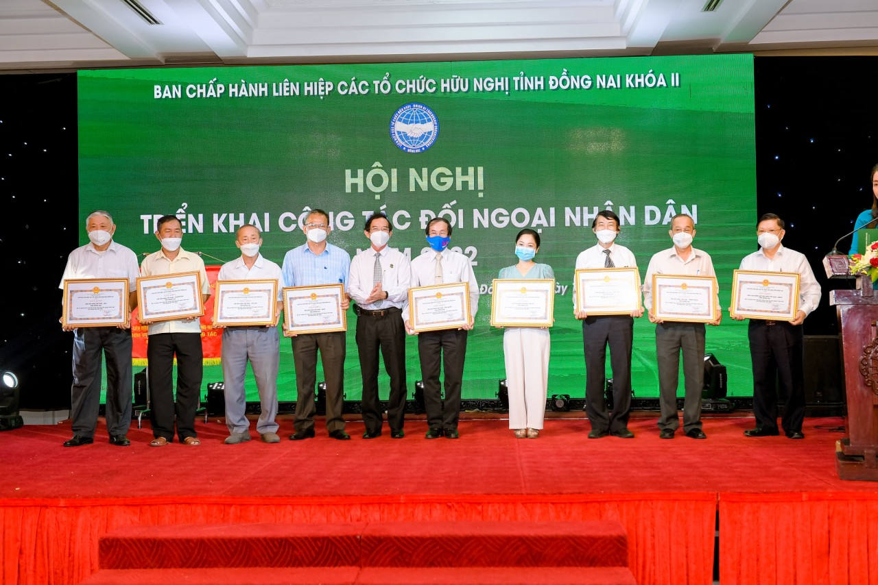 Ông Nguyễn Thành Trí, Chủ tịch Liên hiệp các tổ chức hữu nghị tỉnh trao Giấy khen cho các tập thể có thành tích xuất sắc trong công tác đối ngoại nhân dân năm 2021