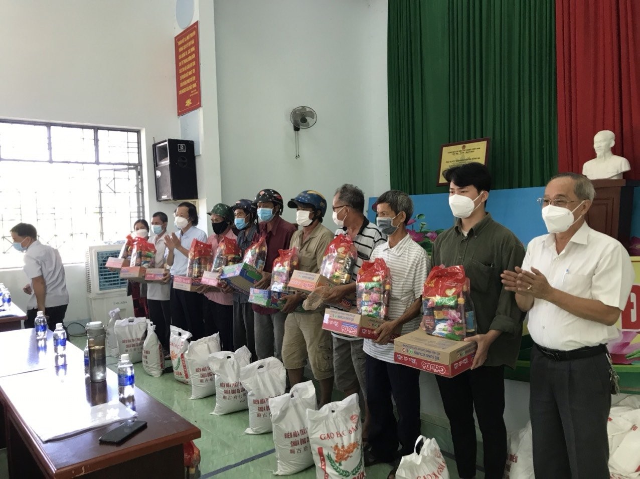 Hội Hữu nghị Việt Nam – Trung Quốc tỉnh trao quà tại xã Thanh Bình, huyện Trảng Bom.