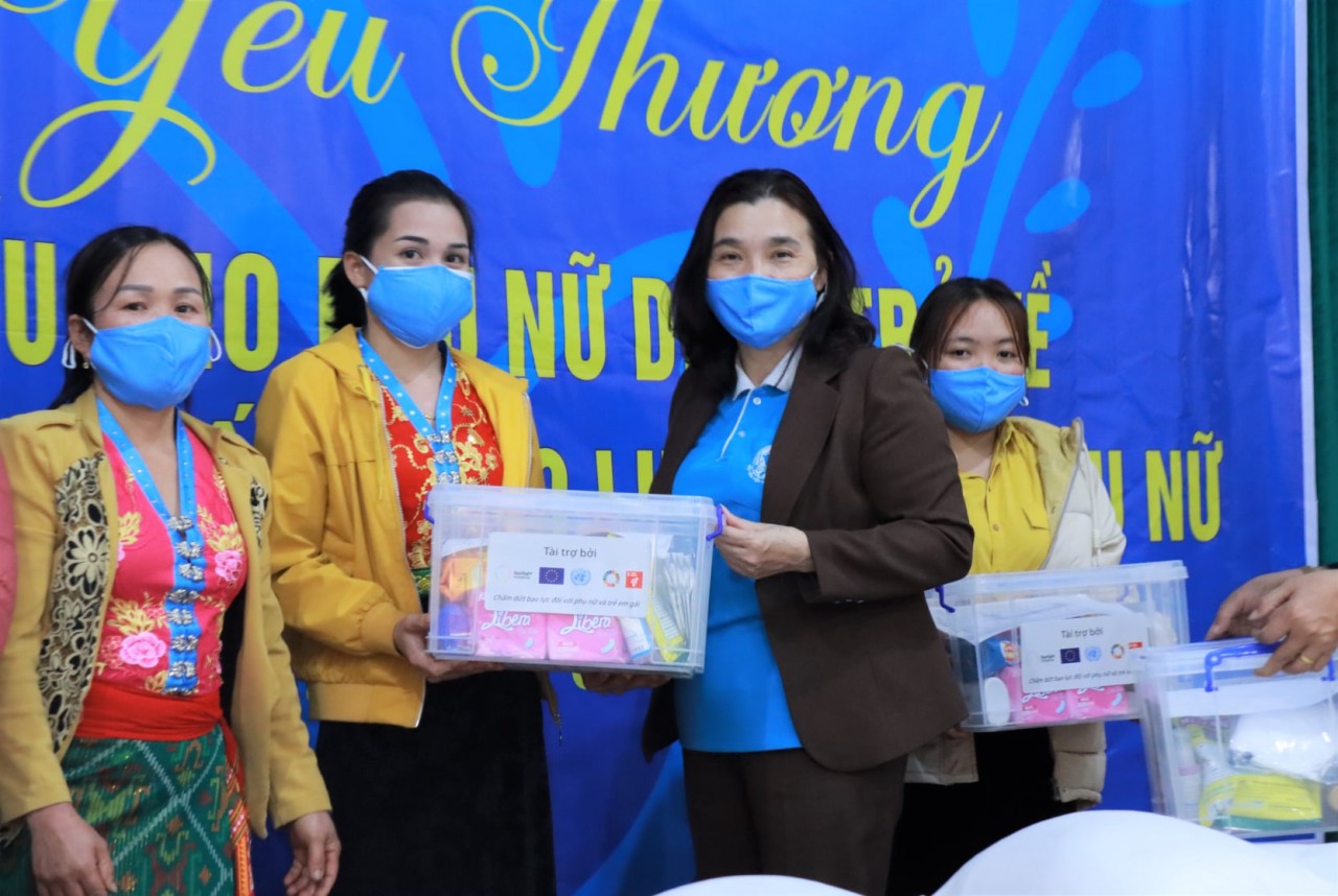 500 phụ nữ di cư tại ba huyên Tân Kỳ, Tương Dương và Yên Thành, tỉnh Nghệ An đã nhận gói hàng thiết yếu từ UN Women.