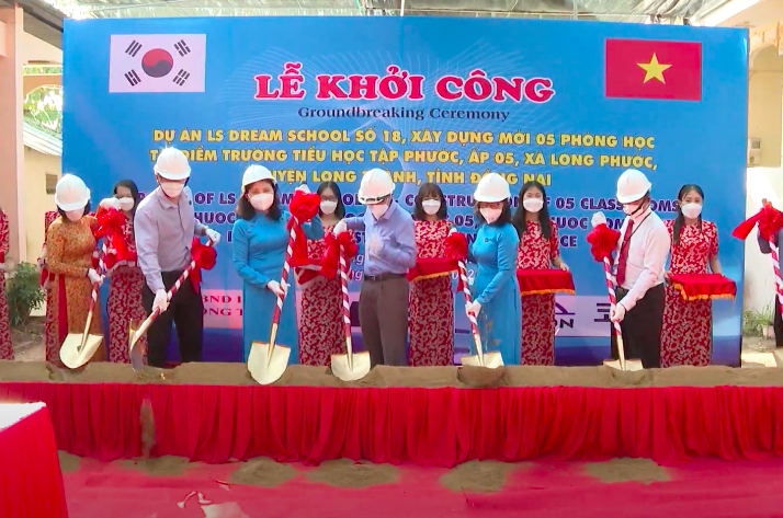 Các đại biểu thực hiện nghi thức khởi công công trình xây dựng 5 phòng học tại điểm Trường tiểu học Tập Phước (xã Long Phước, huyện Long Thành). Các đại biểu thực hiện nghi thức khởi công công trình xây dựng 5 phòng học tại điểm Trường tiểu học Tập Phước (xã Long Phước, huyện Long Thành).