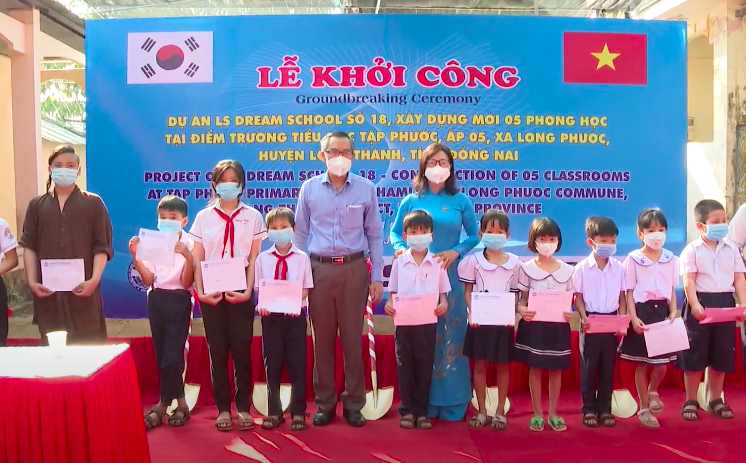 Bà Bùi Thị Liễu, Phó chủ tịch Liên hiệp các tổ chức hữu nghị tỉnh và ông Nguyễn Viết Thắng, Phó giám đốc sở Ngoại vụ trao học bổng cho học sinh Bà Bùi Thị Liễu, Phó chủ tịch Liên hiệp các tổ chức hữu nghị tỉnh và ông Nguyễn Viết Thắng, Phó giám đốc sở Ngoại vụ trao học bổng cho học sinh