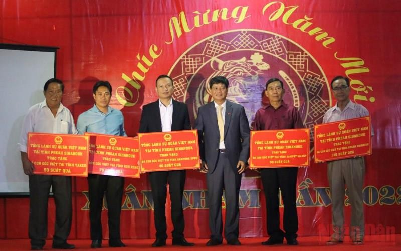 Trao quà Tết động viên bà con đón Xuân thêm ấm áp. (Ảnh: Nâhn dân( Trao quà Tết động viên bà con đón Xuân thêm ấm áp. (Ảnh: Nâhn dân(