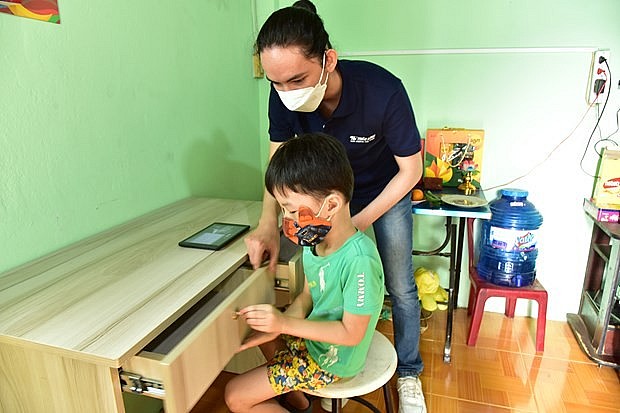 Trẻ em có hoàn cảnh khó khăn được tặng bàn học mới Trẻ em có hoàn cảnh khó khăn được tặng bàn học mới